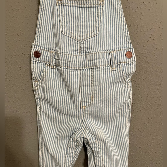 Baby Old navy Overalls. Size 6-12 months - Picture 5 of 5
